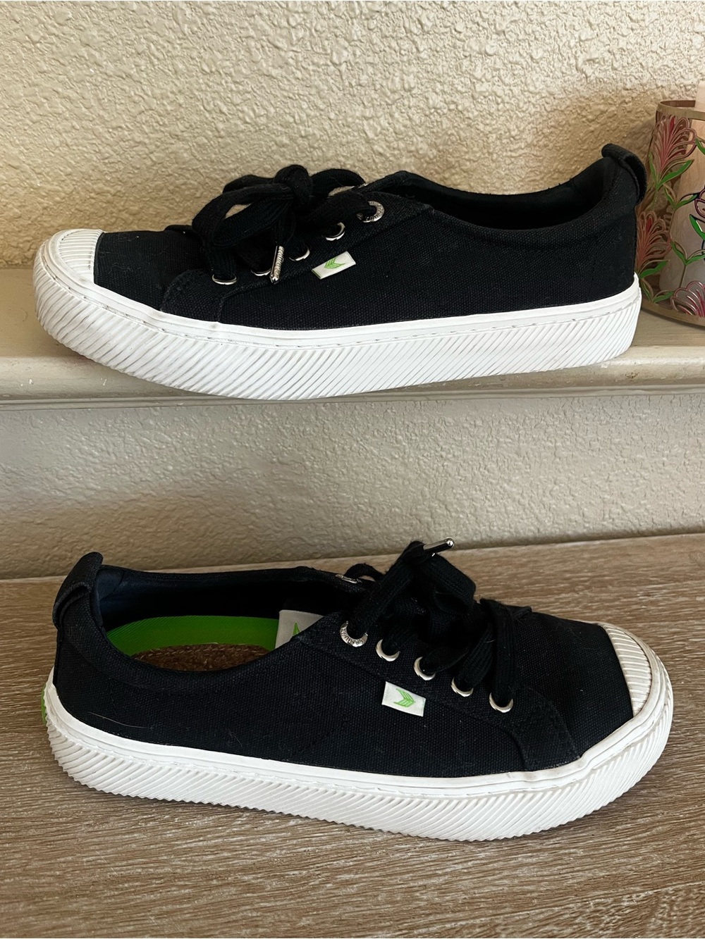 Cariuma Oca Low Black Canvas Sneakers Womens Size 7